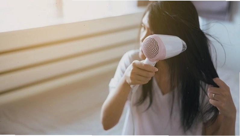Sử dụng máy sấy ion âm để bảo vệ tóc khỏi hư tổn