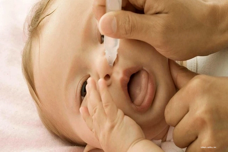 Sử dụng nước muối sinh lý để vệ sinh mũi cho bé