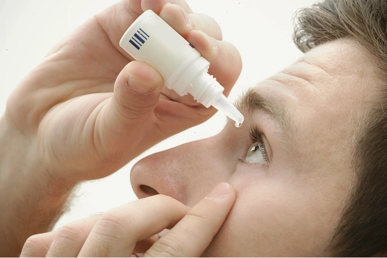 Sử dụng thuốc nhỏ mắt theo chỉ định của bác sĩ