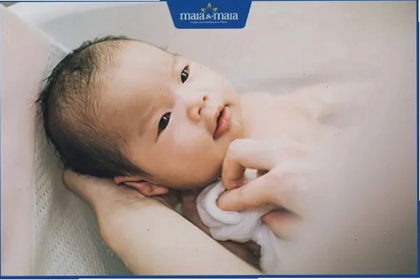 Tắm cho bé đúng cách, nhẹ nhàng để làm sạch và chăm sóc da