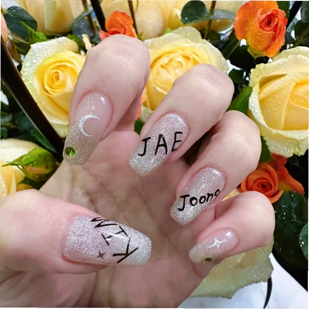 Tạo điểm nhấn bằng nail kim tuyến cho phong cách thêm phần ấn tượng