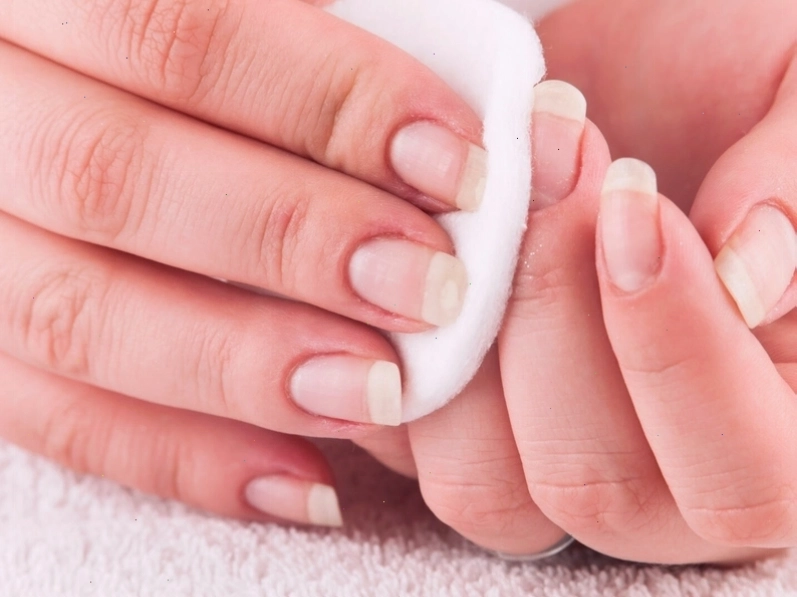 Tẩy sơn móng bằng keo xịt tóc