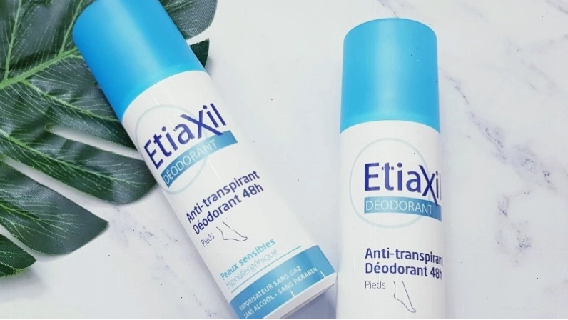 Tẩy sơn móng bằng nước hoa hoặc xịt khử mùi