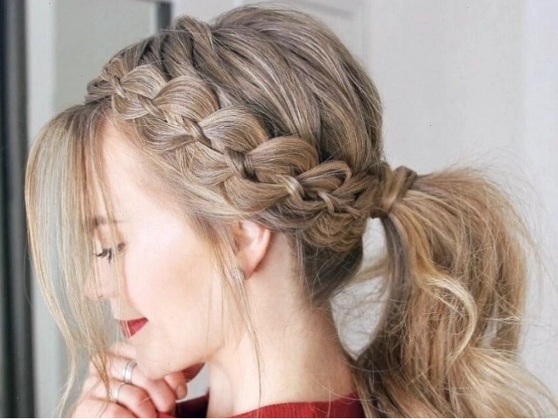 Tết tóc một phần rồi buộc đuôi ngựa