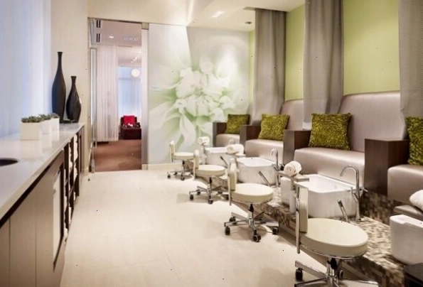 Thiết kế tiệm nail nhỏ với tông màu trắng chủ đạo