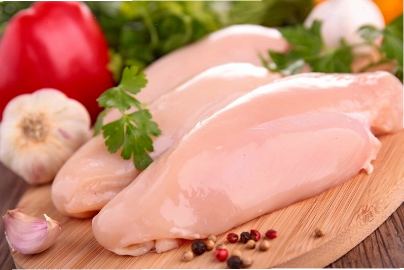Thịt nạc là nguồn thực phẩm giàu đạm, giúp các mô ngực phát triển nhanh chóng