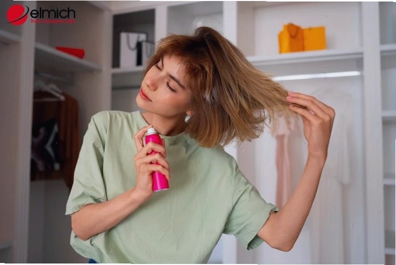 Thoa đều xịt dưỡng tóc trước khi sấy