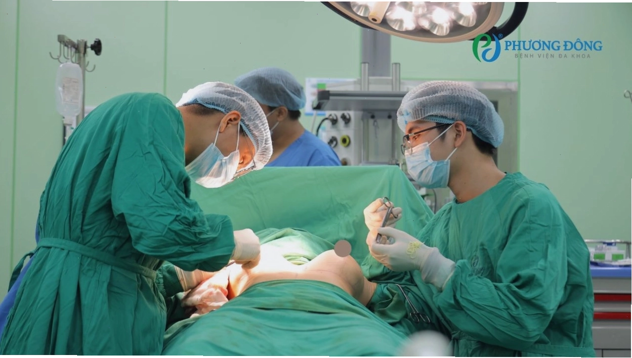 Ths. BS Nguyễn Thái Sơn - GĐ Trung tâm Thẩm mỹ Phương Đông treo sa trễ cho bệnh nhân