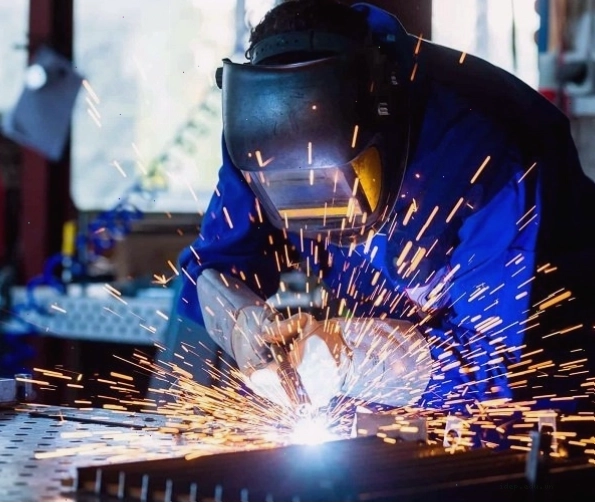 Tiếp xúc với bụi kim loại làm tăng nguy cơ đau mắt hàn