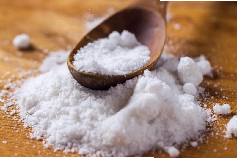 Tiêu thụ quá nhiều muối có thể khiến cơ thể tích nước và gây sưng bọng mắt