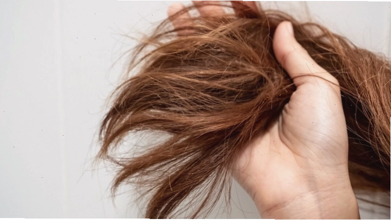 Tóc bị cháy nắng có màu vàng hoặc nâu nhạt bất thường