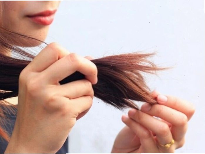 Tóc bị xơ rối, chẻ ngọn cũng là dấu hiệu dễ nhận biết của tóc bị cháy nắng