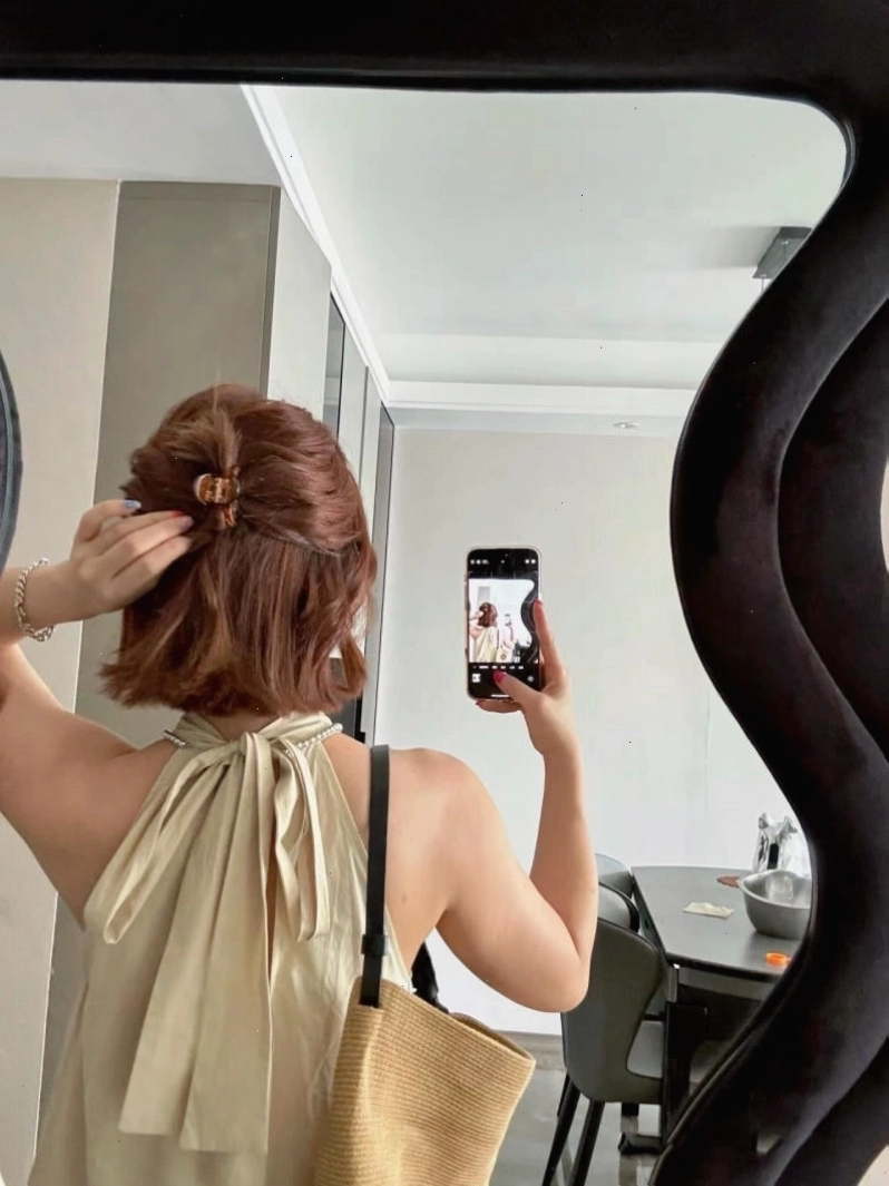Tóc ngắn đánh rối phồng tạo vẻ ngoài phóng khoáng