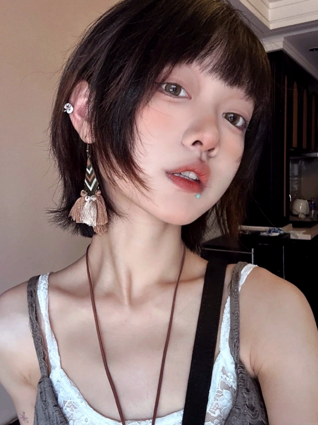 Tóc ngắn mái ngang thẳng cổ điển nhưng chưa bao giờ lỗi mốt