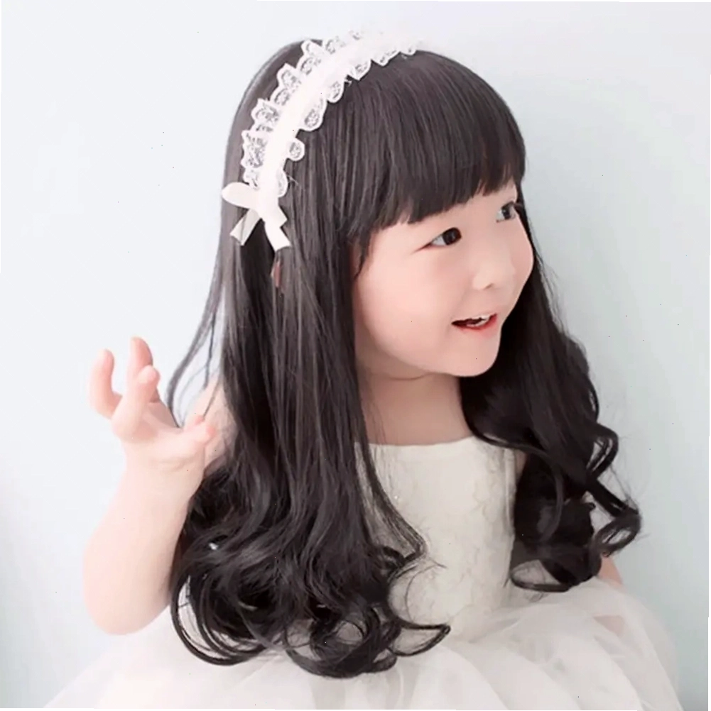 Tóc xoăn mái ngang cổ điển và hiện đại cho bé gái