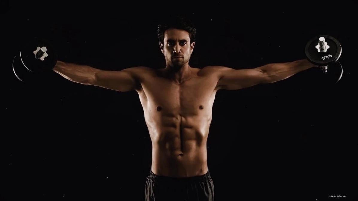 Trai đẹp 6 múi trong phòng tập gym với cơ bụng săn chắc