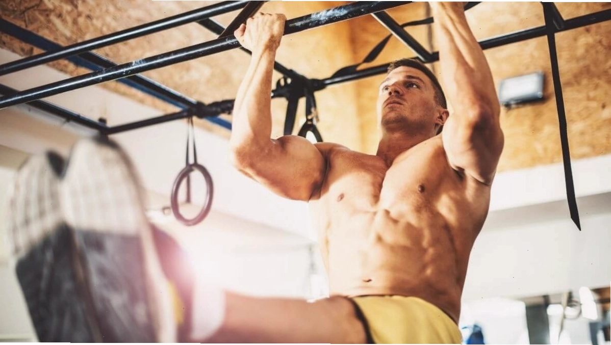 Trai gym dáng đẹp 6 múi dưới ánh đèn studio