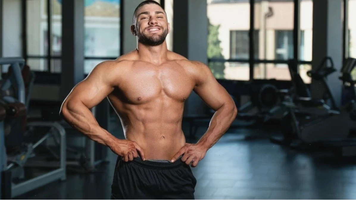 Trai gym với cơ bụng săn chắc và vẻ ngoài cuốn hút