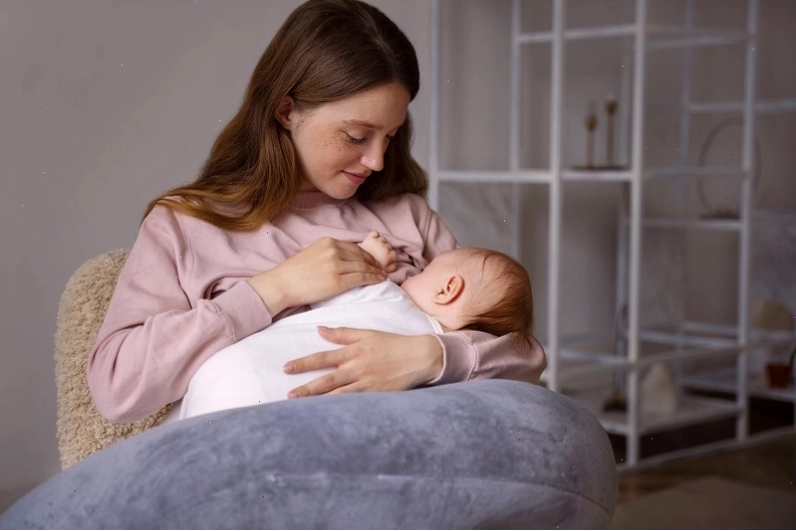 Trẻ có thói quen bú nhiều một bên dễ khiến ngực mẹ mất cân bằng kích thước