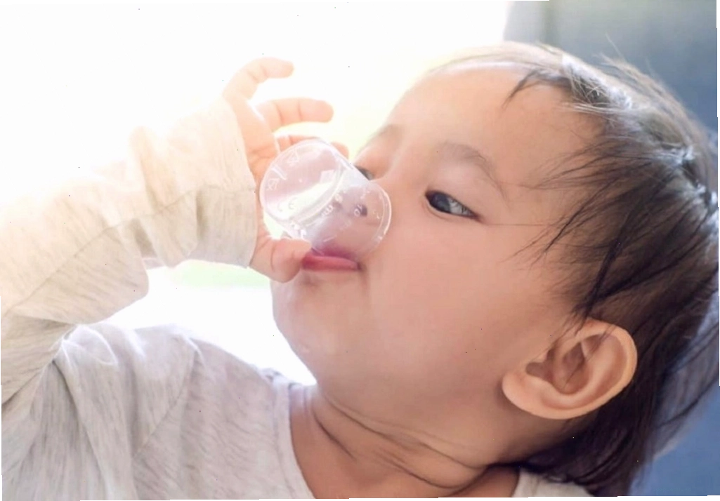 Trẻ em bị viêm mũi dị ứng với các triệu chứng sổ mũi, hắt hơi