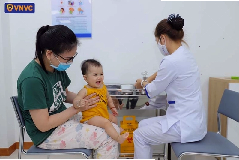 Trẻ em được tiêm phòng uốn ván tại trung tâm y tế