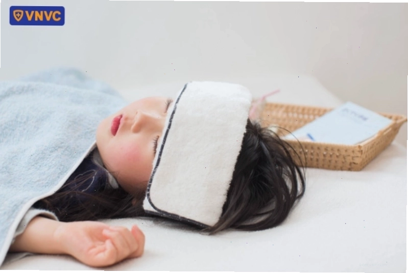 Trẻ em sốt trên 38 độ C là một trong những triệu chứng chính của bệnh cúm