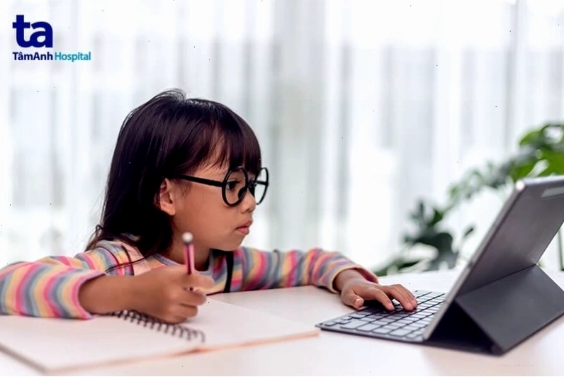 Trẻ em sử dụng điện thoại di động trong môi trường ánh sáng yếu