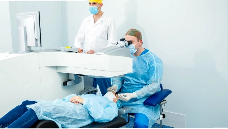 Tuân thủ hướng dẫn của bác sĩ sau mổ mắt cận