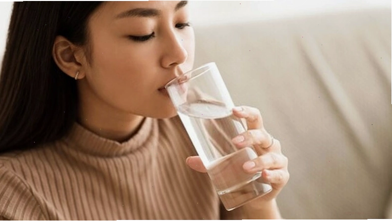 Uống đủ nước giúp cải thiện bọng mắt