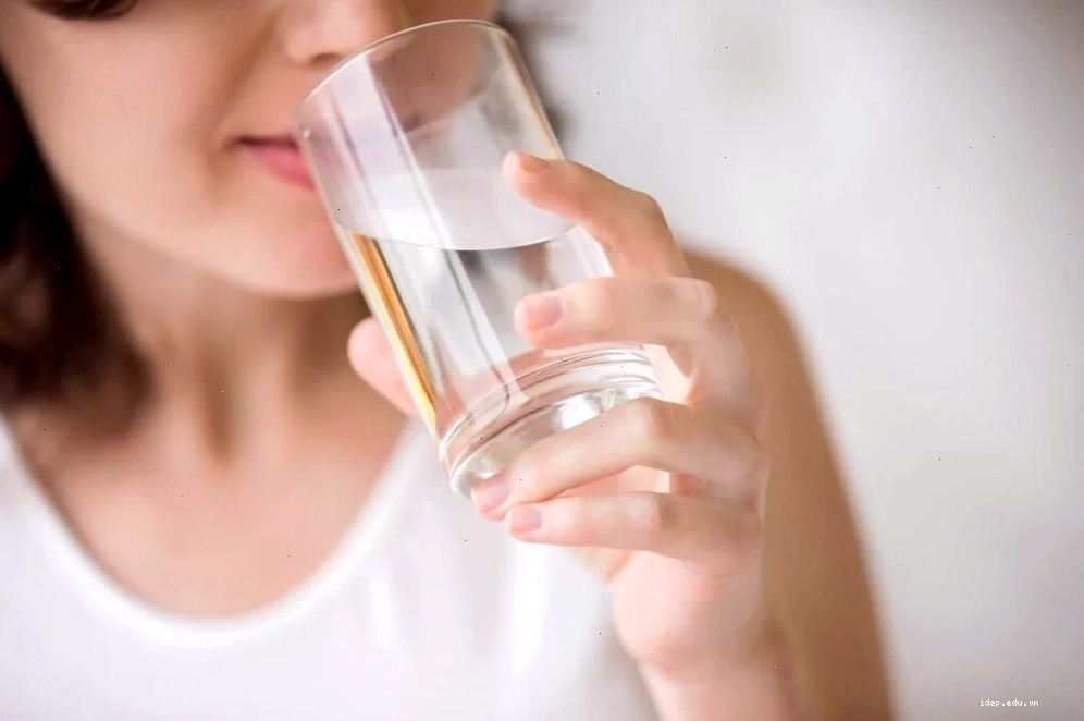 Uống nước ấm để giảm nghẹt mũi