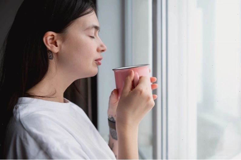 Uống nước ấm giúp giảm nghẹt mũi