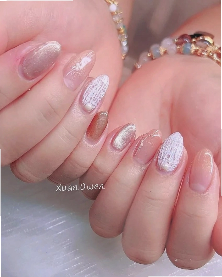 Vẻ đẹp lấp lánh của nail kim tuyến khi ở dưới ánh sáng