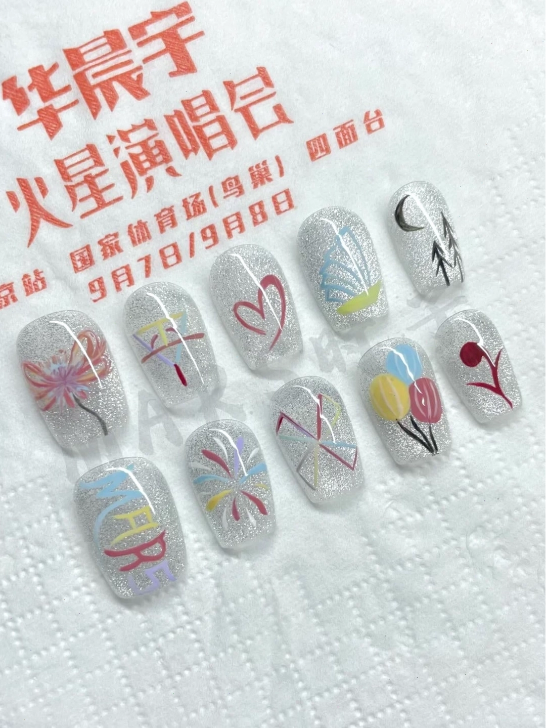 Vẻ đẹp quyến rũ của nail kim tuyến ombre