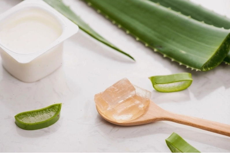 Vệ sinh mắt bằng nước muối sinh lý giúp kháng khuẩn