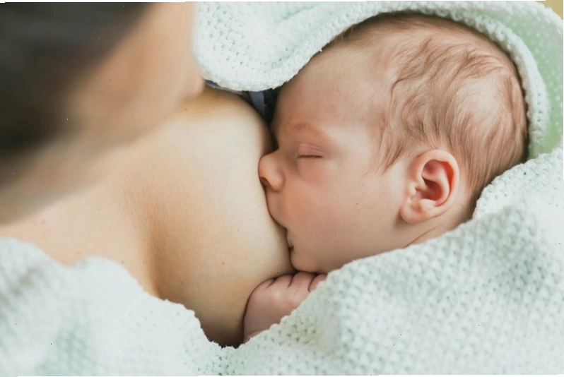 Vệ sinh miệng không cẩn thận sau khi cho con bú làm tăng nguy cơ bị nấm lưỡi