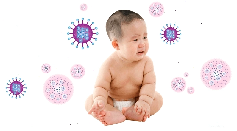 Vệ sinh mũi cho bé bằng nước muối sinh lý