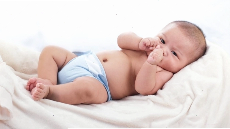 Vệ sinh mũi cho trẻ sơ sinh bằng nước muối sinh lý