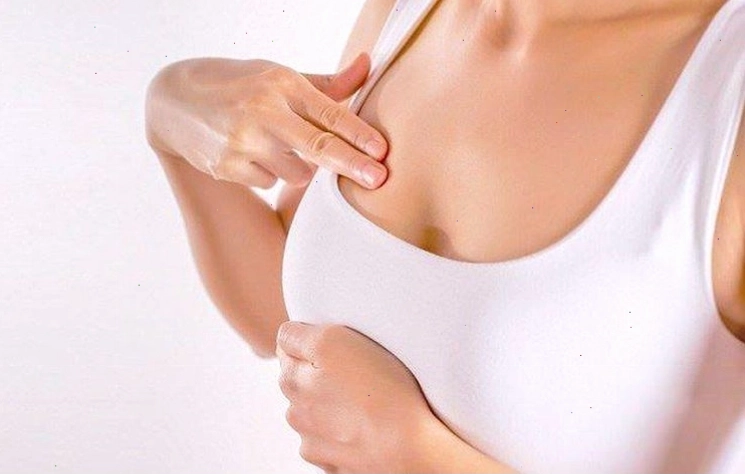 Việc cấy ghép ngực có thể gây ra tình trạng đau vú, cần theo dõi cẩn thận