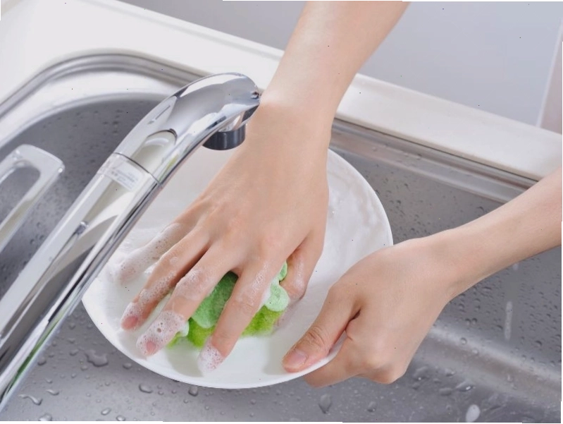 Xà phòng, hóa chất tẩy rửa có thể làm ức chế sự phát triển của móng tay