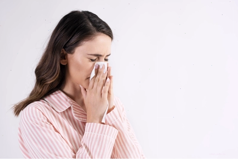 Xì mũi bị ù tai có thể do tăng áp lực đột ngột trong tai giữa
