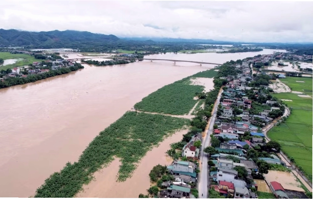Khung cảnh hoang tàn sau một cơn bão lớn đổ bộ vào đất liền