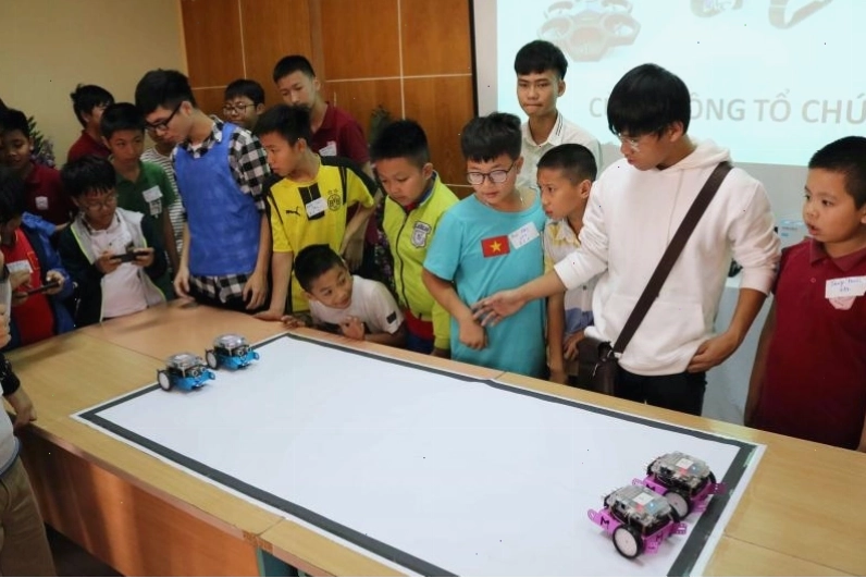 Lớp học lắp ráp robot tại trung tâm Robot STEAM Việt Nam