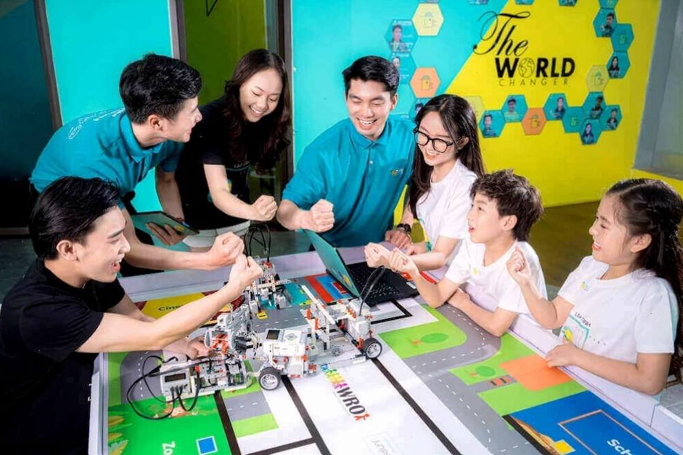Trẻ em hào hứng trải nghiệm công nghệ tại học viện TEKY