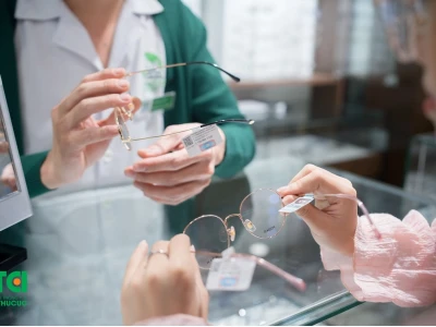 Đeo mắt kính bị xước có sao không? Hướng dẫn xử lý hiệu quả