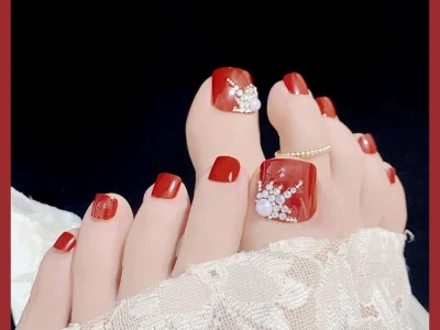 Sơn Móng Chân Màu Đỏ Mận Đính Đá: Xu Hướng Nail Quyến Rũ 2026
